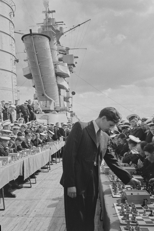Paul Keres viimas läbi 40 laual simultani meremeestega Balti laevastiku laeval "Oktoobrirevolutsioon" 1946.aastal Tallinnas.