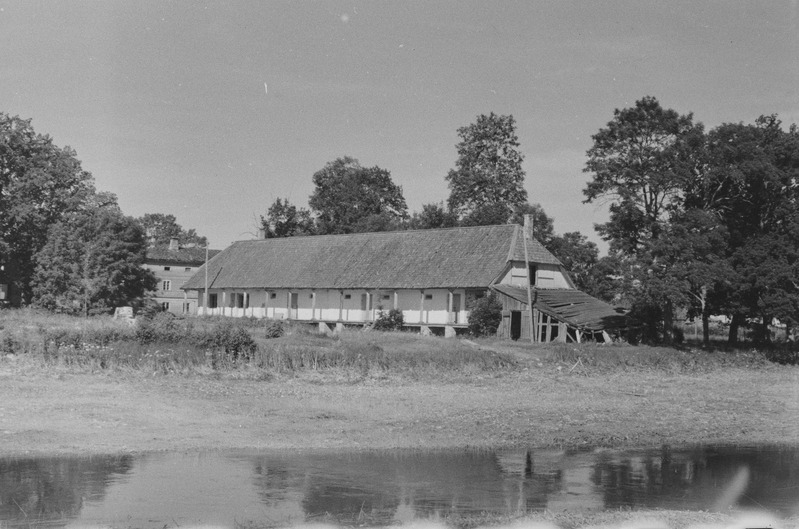Endise Rõika peeglivabriku pood ja aidad, vasakul oli enne liivakuur.