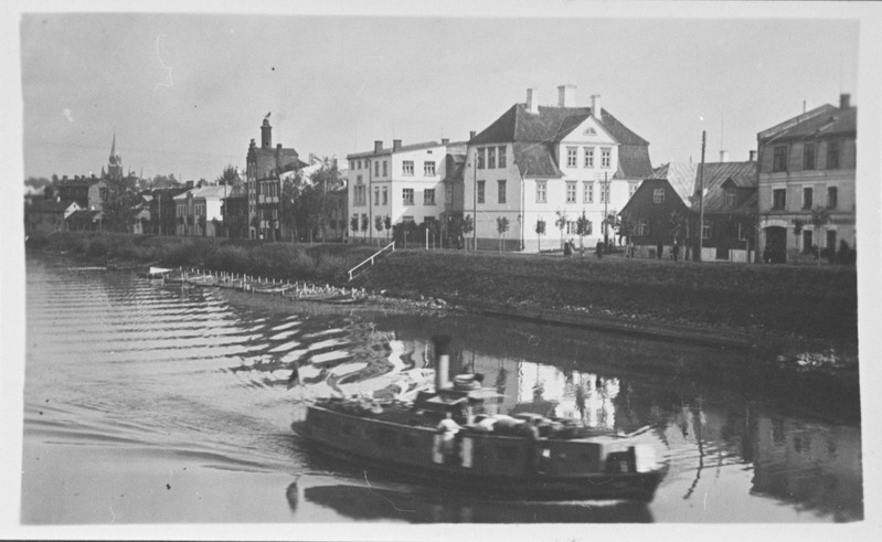 Vaade hoonetele Emajõe ääres - Kalda tänaval.