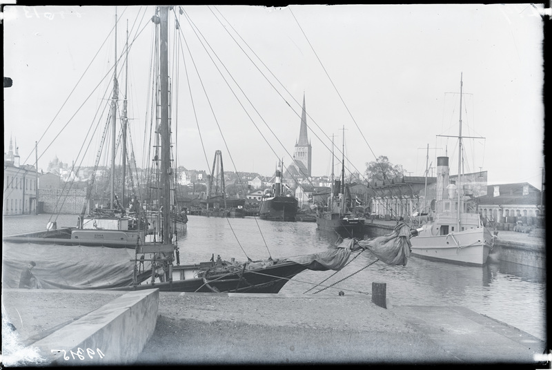 Sadamasild purjekatega, vasakul taga purjekas "Edna".