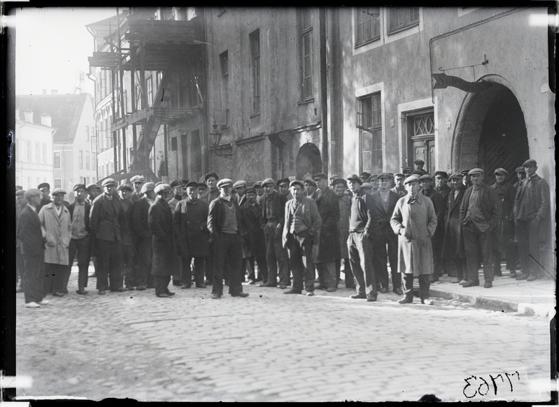 Töötatöölised Tallinnas Vene tänaval tööbörsi ees.