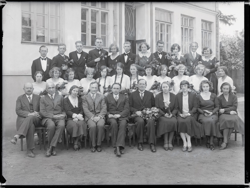 Grupp H. Kubu eragümnaasiumi lõpetajaid ja õpilasi.