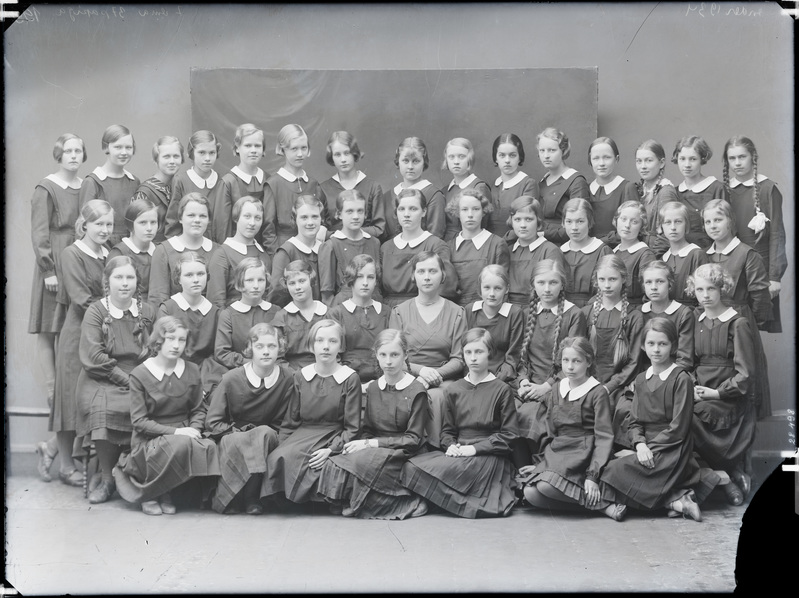 Lenderi gümnaasiumiõpilasi koos õpetajatega.