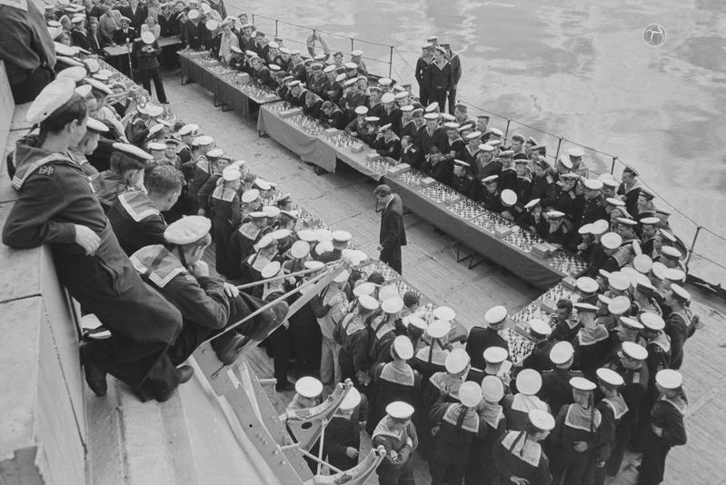 Paul Keres viimas läbi 40 laual simultani meremeestega Balti laevastiku laeval "Oktoobrirevolutsioon" 1946.aastal Tallinnas.