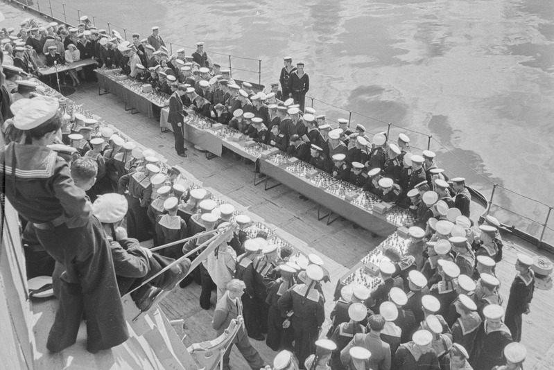 Paul Keres viimas läbi 40 laual simultani meremeestega Balti laevastiku laeval "Oktoobrirevolutsioon" 1946.aastal Tallinnas.