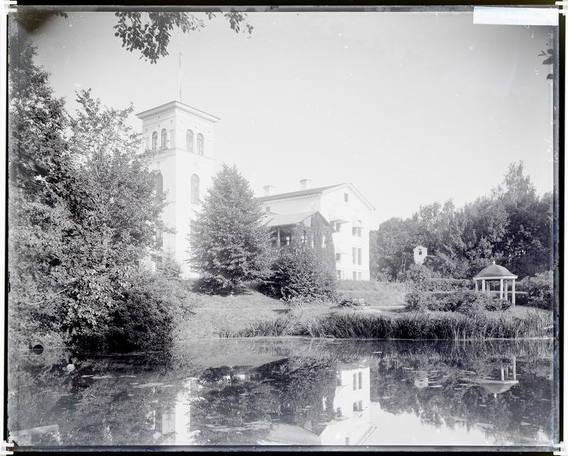 Linnamäe mõisa härrastemaja, vaade tiigi poolt, Urvaste khk