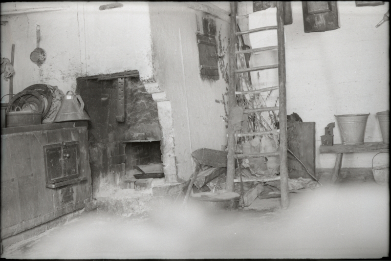 Aru talu rehetoa nurk ahju ja juurdeehitatud pliidiga.