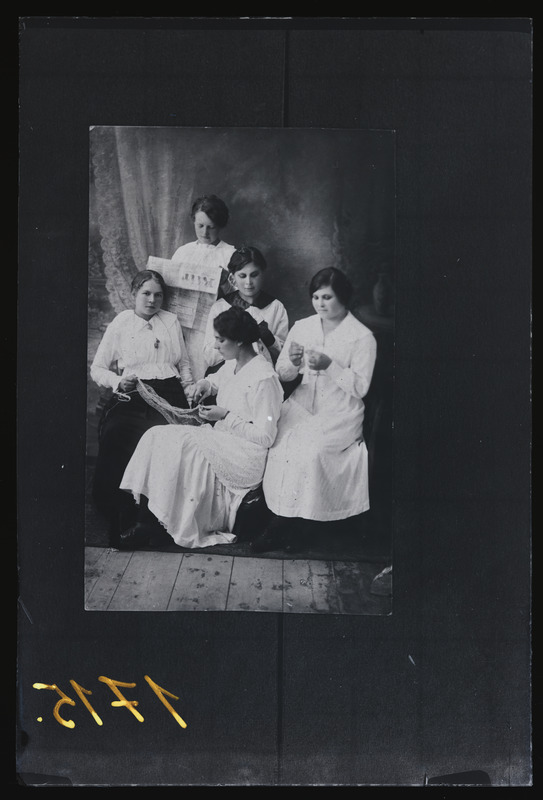 Grupp noored lugemas ajalehte Kiir 1917. a-l (?). Vasakult: 2. Marie Lillenthal, 3. Minna Tammus; alumine rida 2. Lülle Rosenthal. 
(Endine nimetus: Noored ajalehte Kiir lugemas)