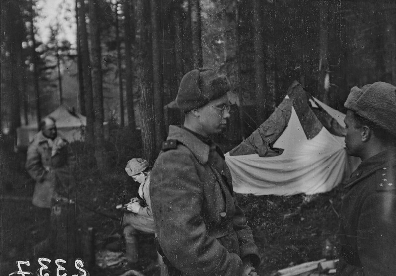 Eesti Laskurkorpuse komandörid (keskel leitnant Mannerman) 779. suurtükiväepulgust parteibüroo juures 28.03.1945