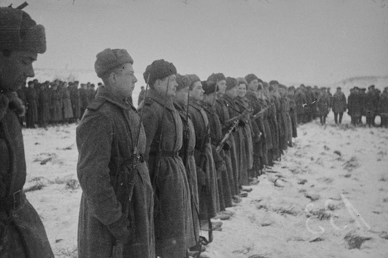 Autasude kätteandmine 925. Laskurpolgu sõjaväelastele 1944. talvel Velikije Luki rajoonis.