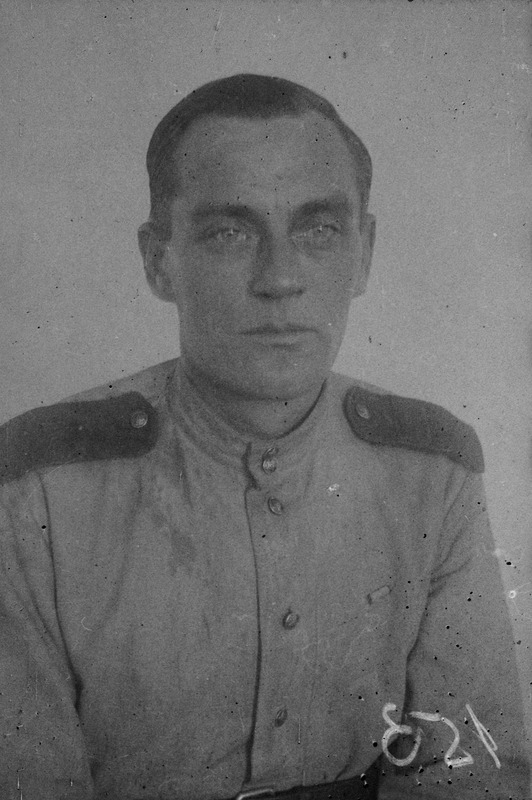 Tundmatu punaväelase portree, rinnafiguur, peakatteta, Kloogal 1945.a.
