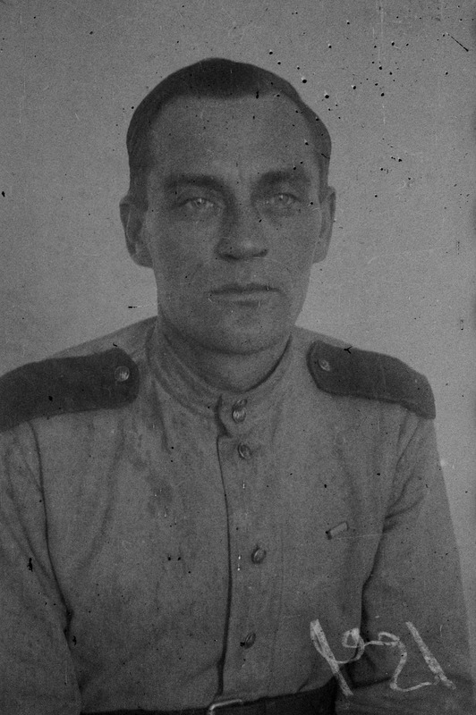 Tundmatu punaväelase  portree, rinnafiguur, peakatteta, Kloogal 1945.a.