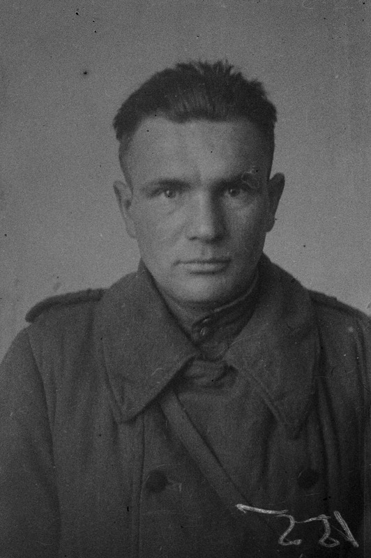 Tundmatu sõjaväelase portree, rinnafiguur, peakatteta, Kloogal 1945.a.