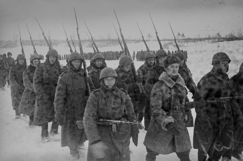 Autasude kätteandmine 249. Laskurdiviisi võitlejatele 1944.a. Paraadmarss. Velikije Luki rajoonis.