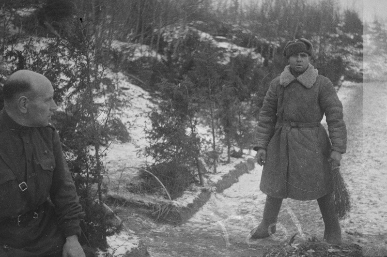 8. Eesti Laskurkorpus. Kaks sõjaväelast muldonni juures. Vasakul alampolkovnik Männi