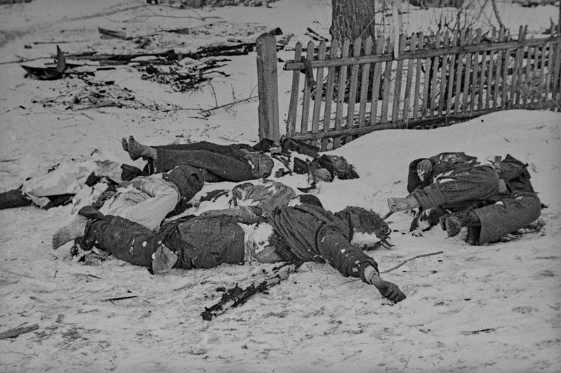 Velikije Luki veebr. 1943.a. Tapetud fritsud raudteejaama rajoonis.
