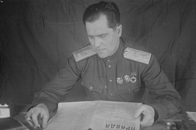 8. Eesti Laskurkorpus. Kindral-leitnant Lembit Pärn lehte lugemas.