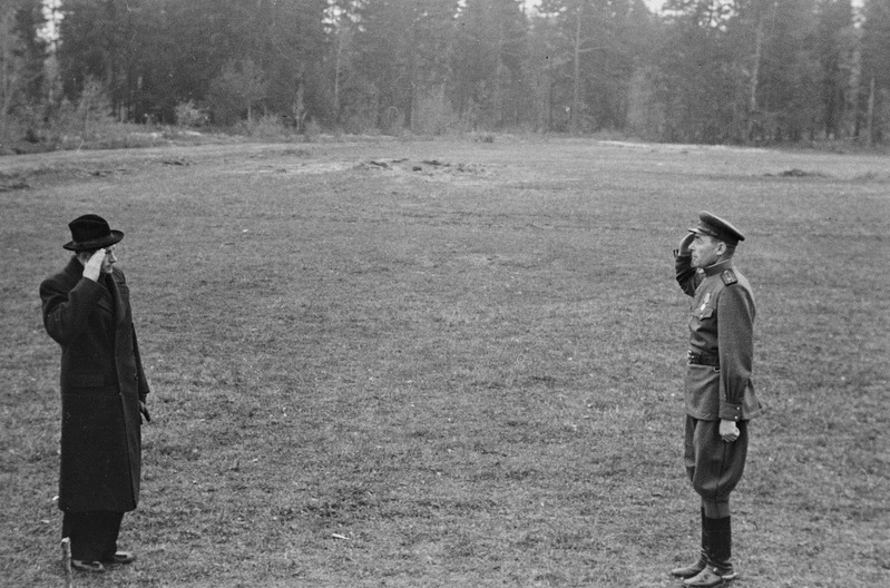 8. Eesti Laskurkorpus. ENSV Ministrite Nõukogu esimehe asetäitja sm. Boitsov külas Eesti korpusel Kuramaal. Raporteerib major Stepanenko.