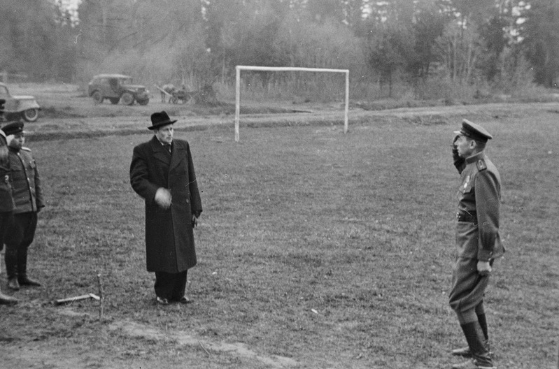 8. Eesti Laskurkorpus. ENSV Ministrite Nõukogu esimehe asetäitja sm. Boitsov külas Eesti korpusel Kuramaal. Raporteerib major Stepanenko.