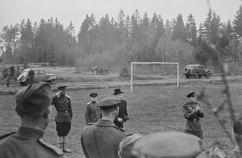 8. Eesti Laskurkorpus. ENSV Ministrite Nõukogu esimehe asetäitja sm. Boitsov külas Eesti korpusel Kuramaal. Raporteerib major Stepanenko.