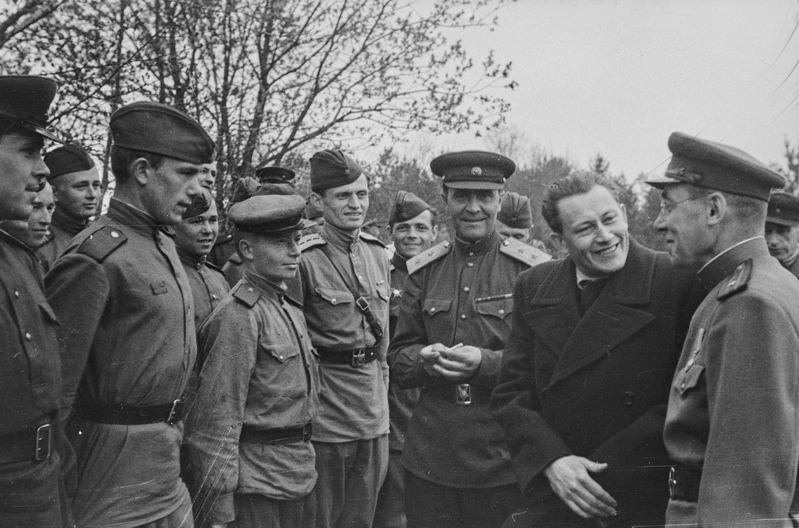 8. Eesti Laskurkorpus Kuramaal. ENSV Ministrite Nõukogu esimehe asetäitja sm. Boitsov ja kindral leitnant Pärn vestlemas 49. sidepataljoni võitlejatega.