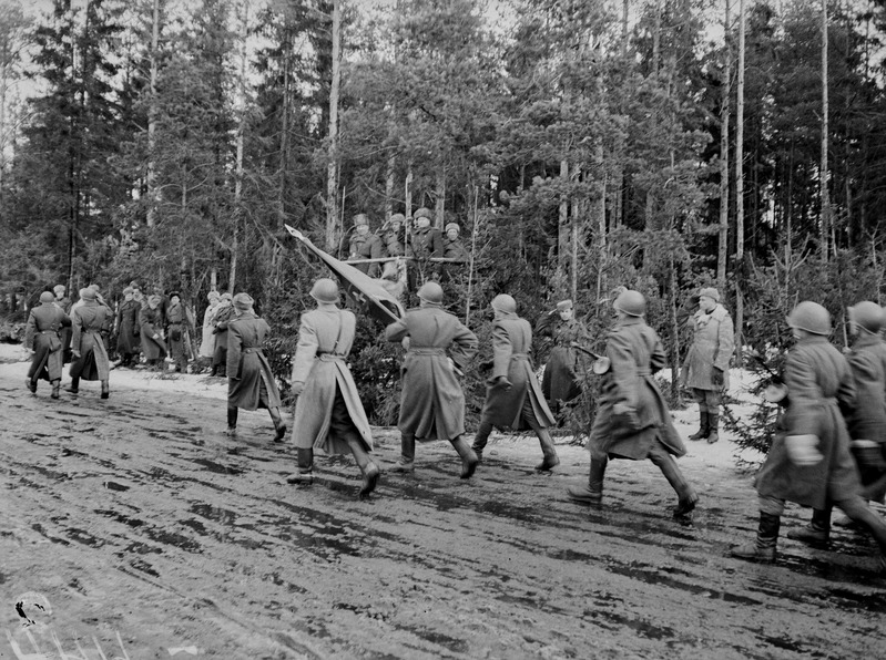 Seersant Hindrensile Kuldtähe ja Lenini ordeni kätteandmine.