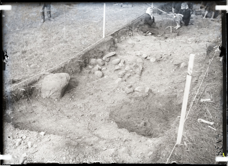 Otepää linnuse arheoloogilised kaevamised. Kivi ruudus V (5-6) kaevandi sügavus 43 cm.