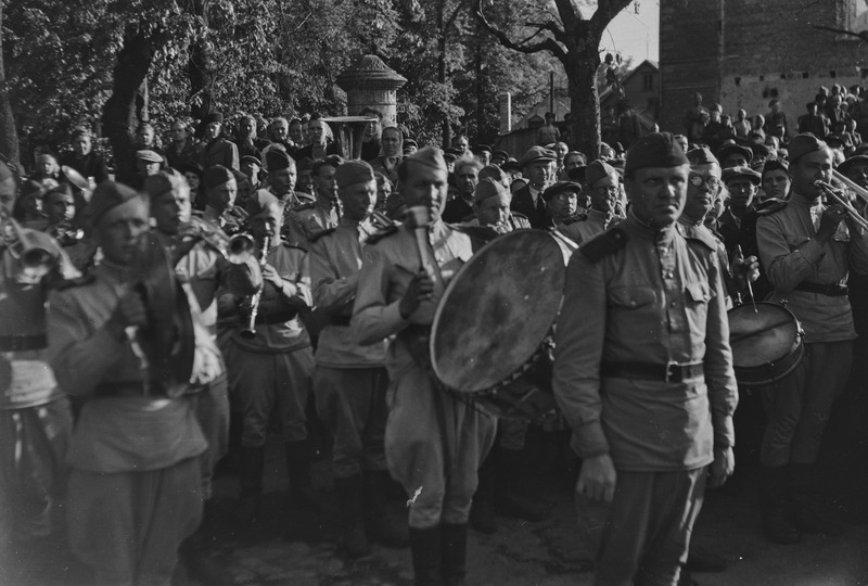 8. Eesti Laskurkorpus tagasiteel kodumaale. Vastuvõtt Pärnus. Korpuae orkester pidulikul marsil
