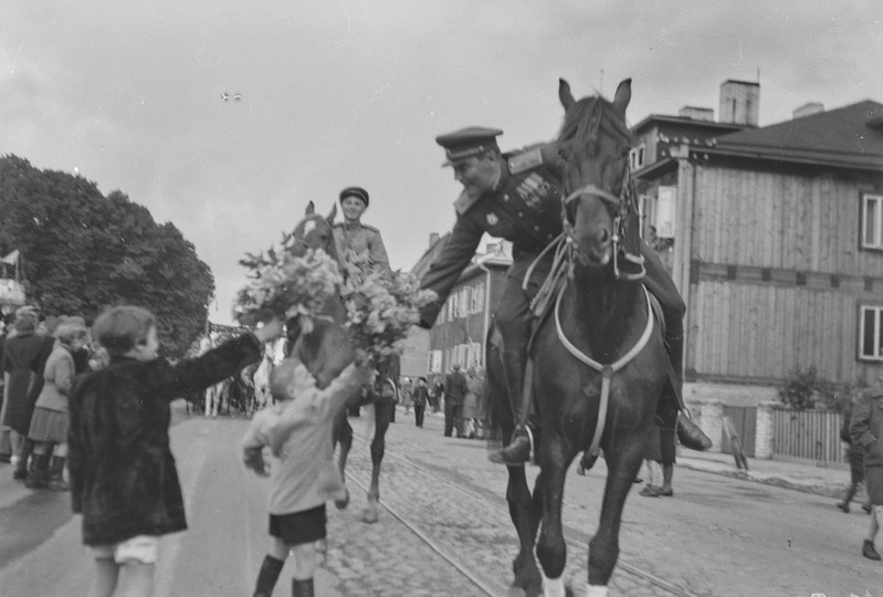 8. Eesti Laskurkorpuse saabumine Tallinnasse. Kolonni ees ratsutab kindralleitnant Pärn