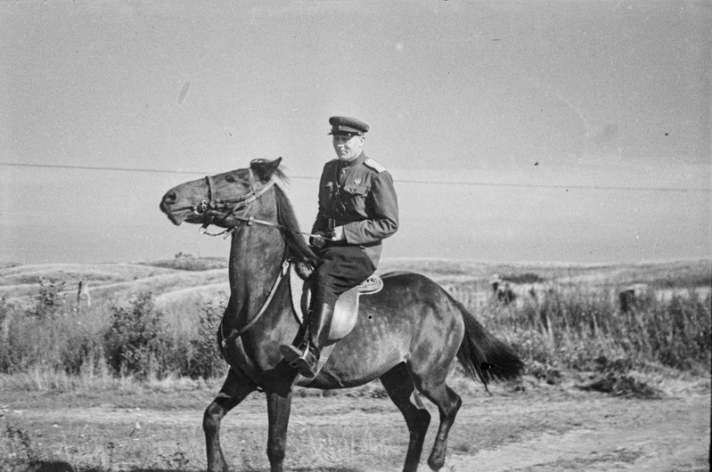 7. Eesti Laskurdiviis. Polkovnik K. Allikas ratsutamas. Allikas määrati 7. diviisi staabiülemaks