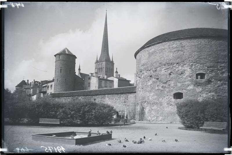Tallinn, Margareeta aed (Suure Rannavärava bastoinil). Vasakul Stoltingi torn, paremal Paks Margareeta.