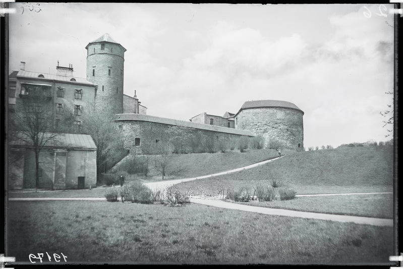 Tallinn, Margareeta aed (Suure Rannavärava bastoinil). Vasakul  Stoltingi torn, paremal Paks Margareeta.