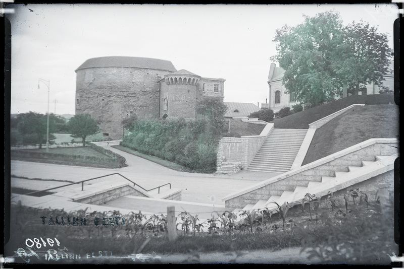 Tallinn, Vaade Skoone bastionilt Suure rannavärava eesväravale ja Paksule Margareetale.