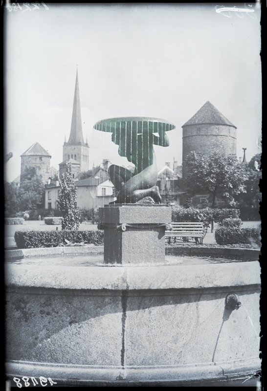 Tallinn, Näituste väljak (Tornide väljak). Skulptuur ja purskkaev Naine vaagnaga (skulptor Juhan Raudsepp)