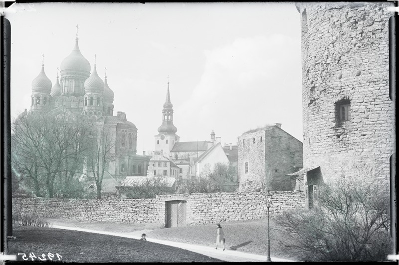 Tallinn, Komandandi tee. Vasakul: Aleksander Nevksi katedral ja Toomkirik, paremal Kiek in de Köki torn.