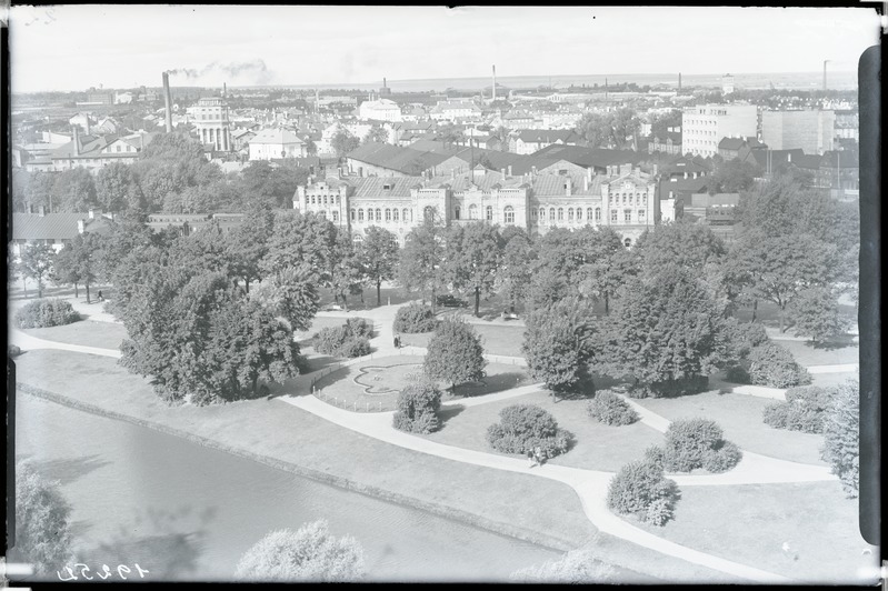 Tallinn. Vaade toompealt Toompargile (Snelli park), tagaplaanil Balti jaam ja Kalamaja.