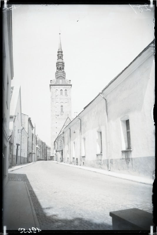 Tallinn, Rüütli tänav. Niguliste kiriku torn, paremal Tallinna Rootsi-Mihkli kirik.