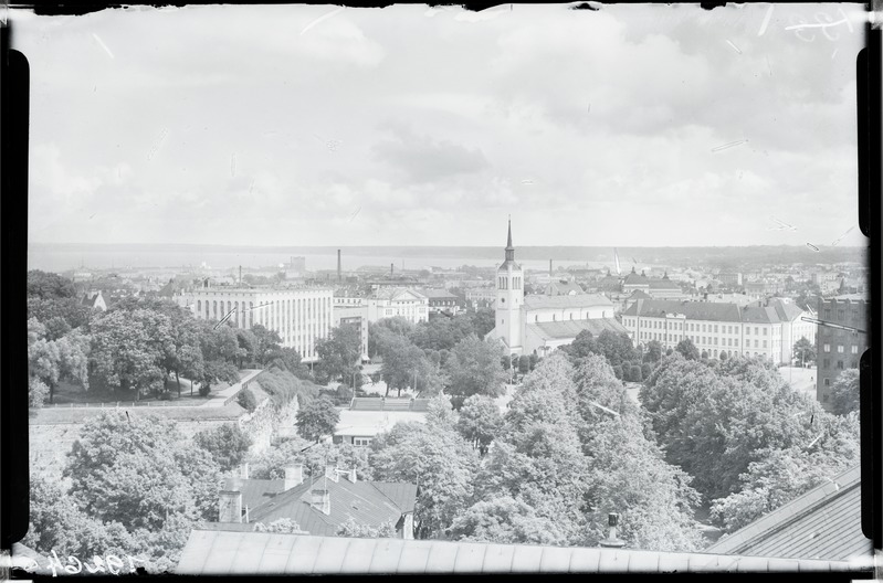 Tallinn, vaade linnale, esiplaanil Vabaduse väljak, selle ääeas EEKS-maja, Jaani kirik, Tallinna Linna Tütarlaste Kommertsgümnaasium. Vasakul Harjumägi (Ingeri bastion).