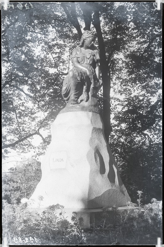 Tallinn, Vanalinn, Linda mägi. Paviljon ja skulptuur Linda (skulptor  August Weizenberg)