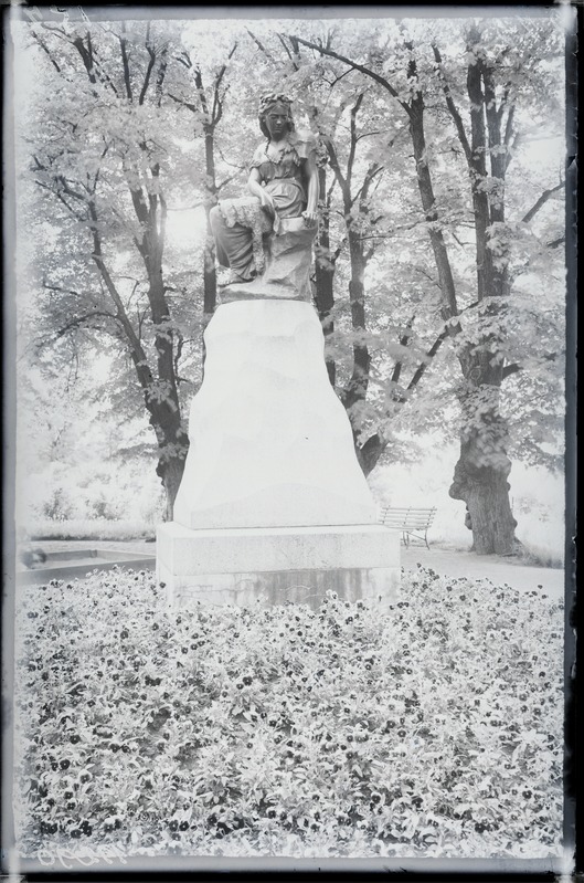 Tallinn, Vanalinn, Linda mägi. Paviljon ja skulptuur Linda (skulptor  August Weizenberg)