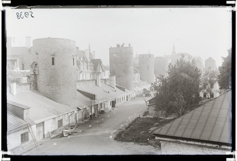 Tallinn. Tallinna linnamüüri tornid Näituste väljaku (Tornide väljak) juures.  Renteni torn, Grusbeke-tagune torn, Eppingi torn, Plate torn.