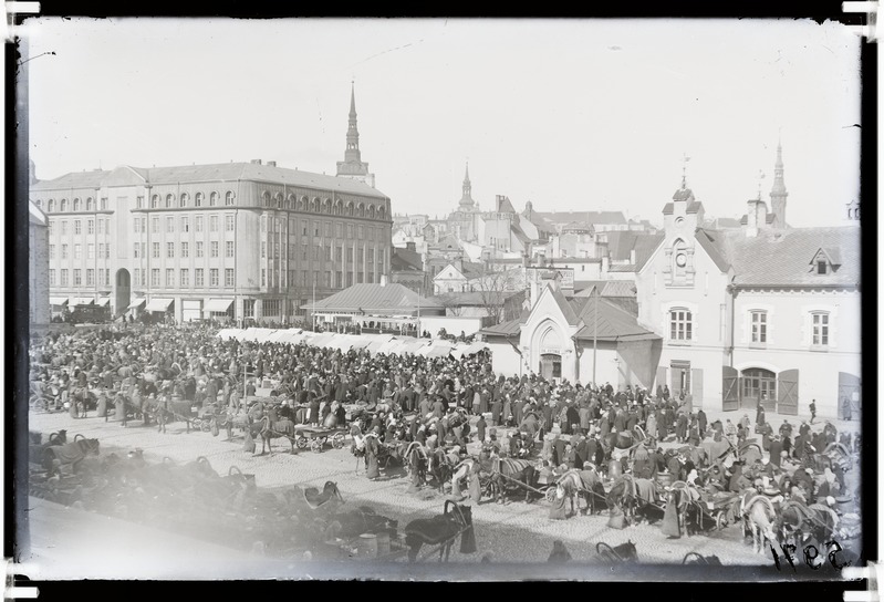 Tallinn, Uus turg, tagaplaanil Krediidipanga hoone (Saarineni maja).