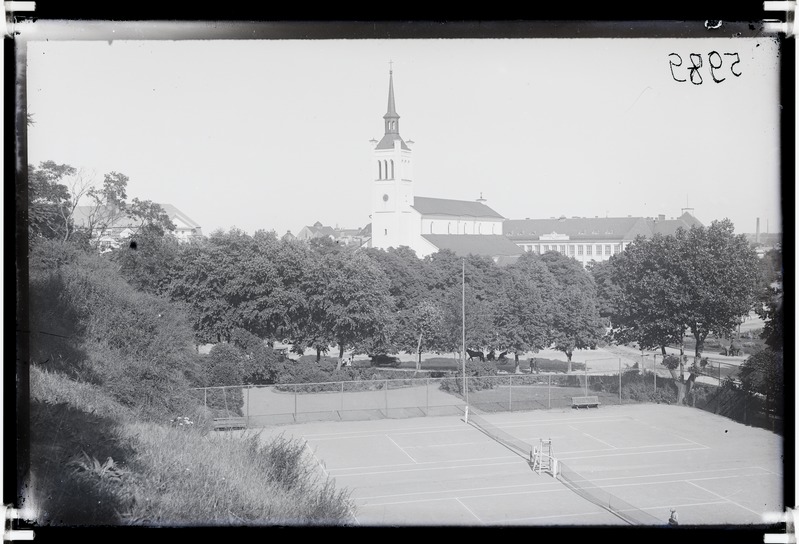 Tallinn, Vaade Harjumäelt Harjuoru tenniseväljakutele ja Jaani kirikule.