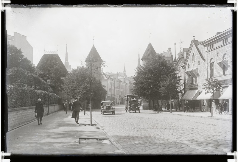 Tallinn, Viru tänav, vaade Viru värava eesvärava tornidele.