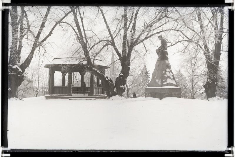 Tallinn, Vanalinn, Linda mägi. Paviljon ja skulptuur Linda (skulptor  August Weizenberg)