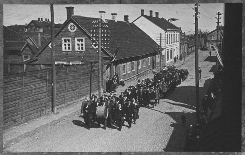 Viljandi. Rongkäik Posti tänaval