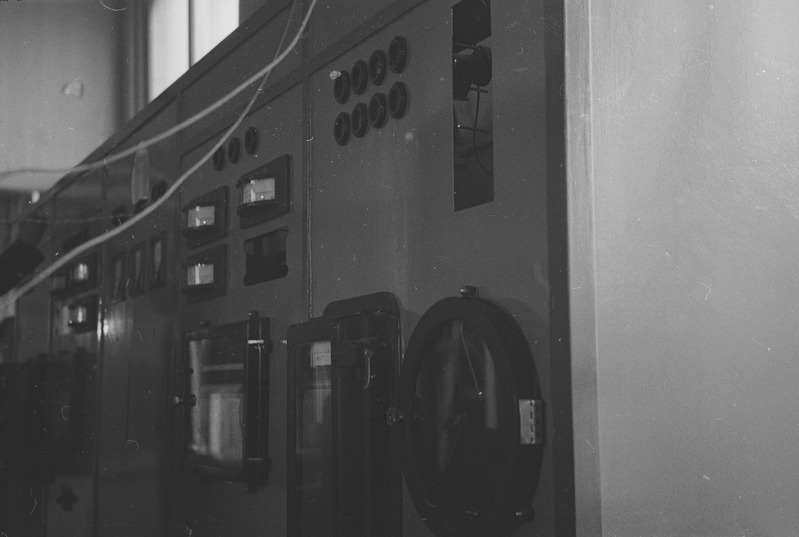 Järvakandi tehas - meistrite ruumis asuv kontroll-mõõteriistade sein, millel on vennasvabariikidest saadud aparaadid