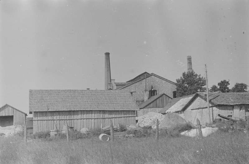 Vaade Meleski klaasivabrikule lõunast. Esiplaanil kõrvalhooned (mitmes laod).