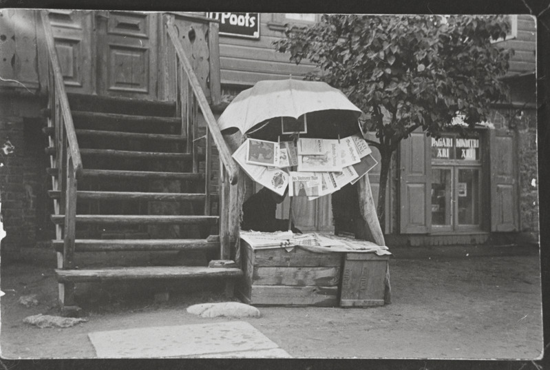 Tartu. Ajalehtede müügipunkt tänaval.