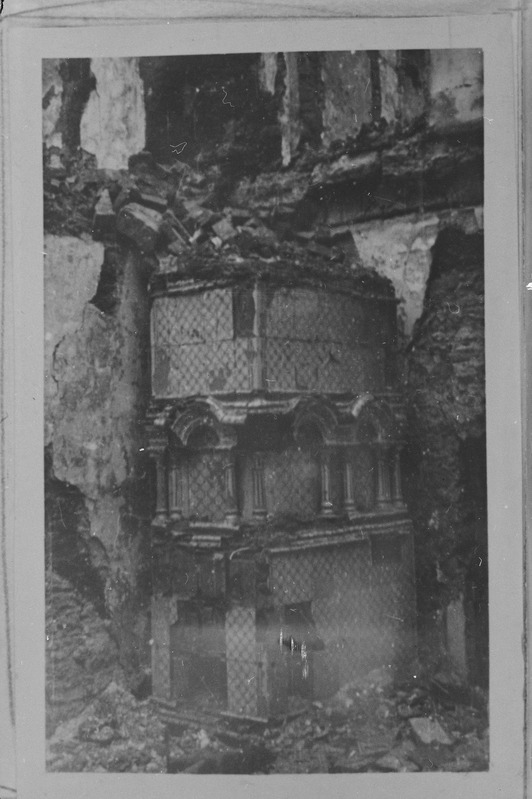 Narva sõjapurustused. Värvilisest kahhelist ahi Peetri lossis